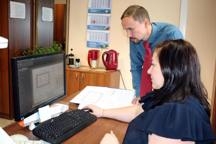 Начальник проектного отдела Николай КОСОВ и инженер-конструктор строительного бюро Наталья ПЕРМИНОВА