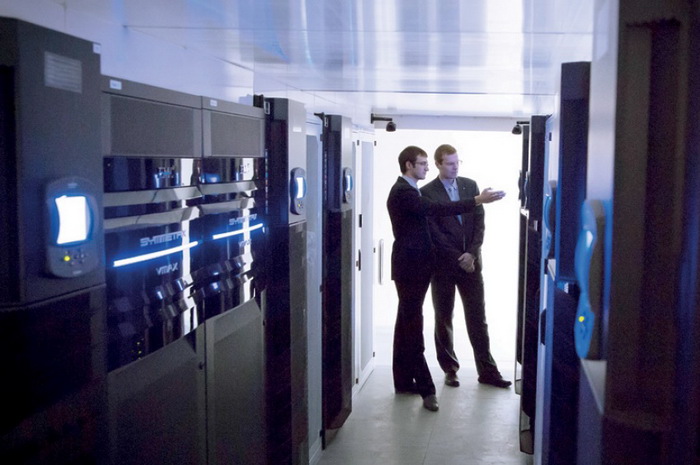 Центр обработки данных и один из крупнейших промышленных компьютеров находятся в Москве, в компании «Туполев» на набережной Яузы