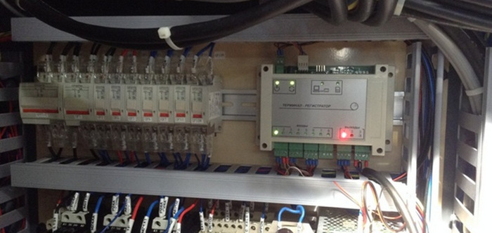 Установка блока мониторинга “Регистратора ТР-05” в электрошкаф станка