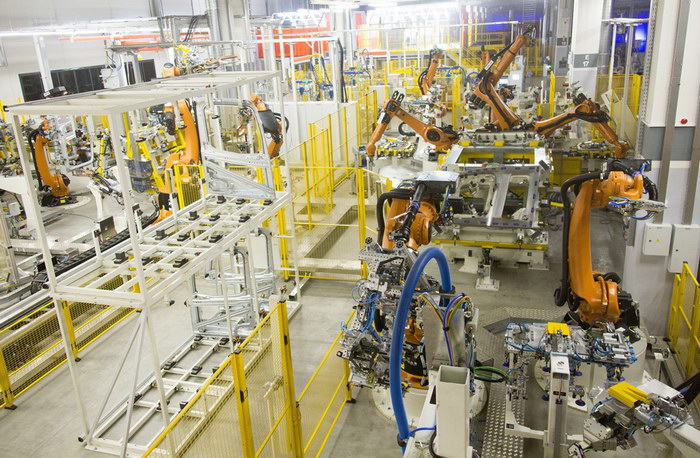 Роботы собирают и варят каркас кабины…