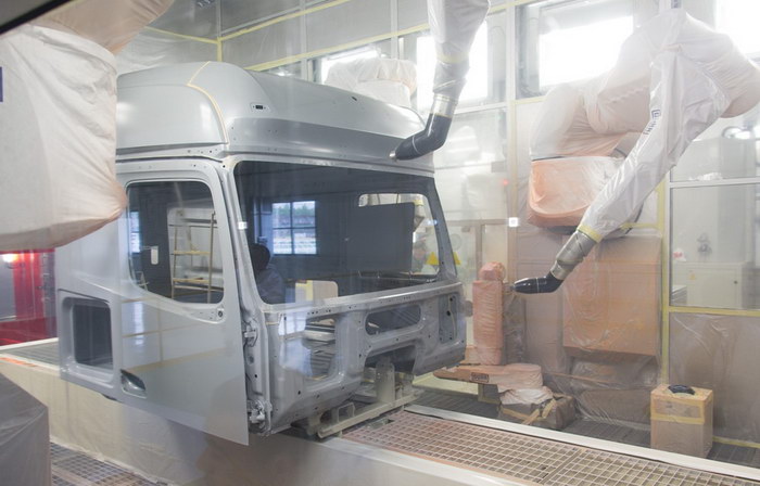 … а затем красят его