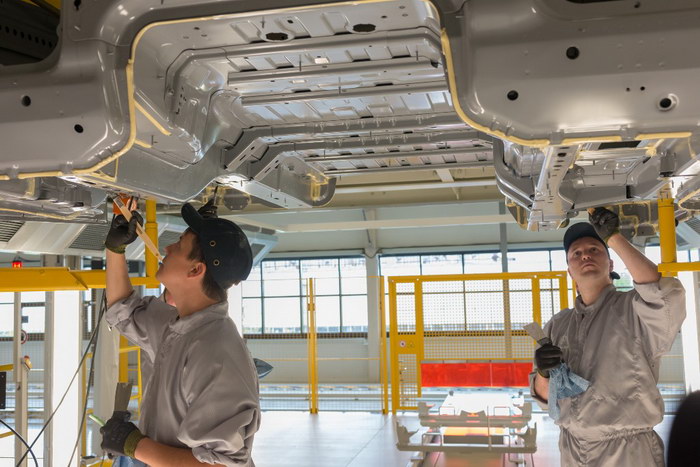 На заводе есть несколько позиций, где без ручного труда не обойтись. Одна из них – нанесение герметика для защиты от коррозии