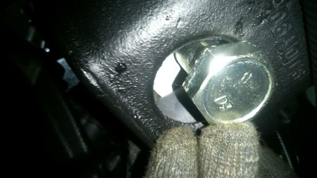 Упирание болта в кронштейн 65115-1001048