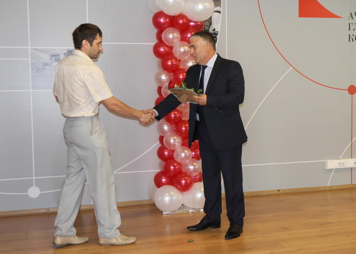 Руководители АГК награждают призеров заводского этапа конкурса «Улучшения года»