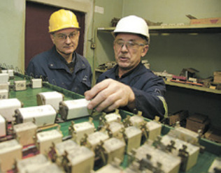Электромонтер Павел Гапонов и электрик участка Рафик Измайлов изучают уровень критичности запасов запчастей для электрооборудования
