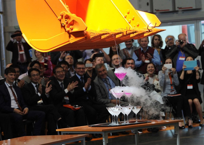 Произведенный на заводе 20-тонный экскаватор показывает свои возможности