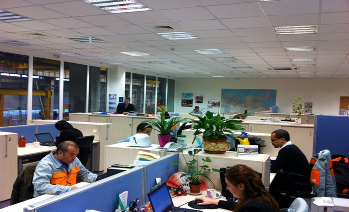 Директор и сотрудники работают в одном помещении